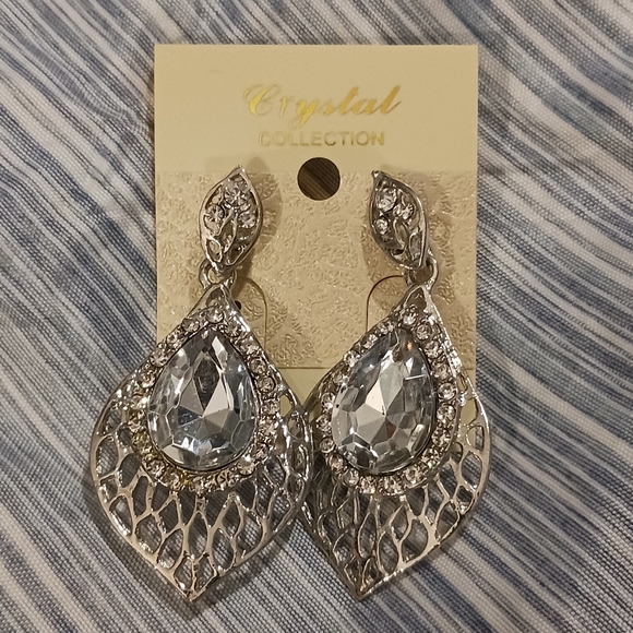NWT!! Crystal Collection Earrings - Picture 2 of 8